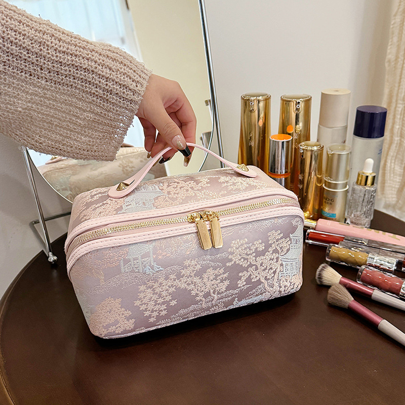 Nuova Borsa Portacosmetici di  - Skincare Animate recensione e prezzo